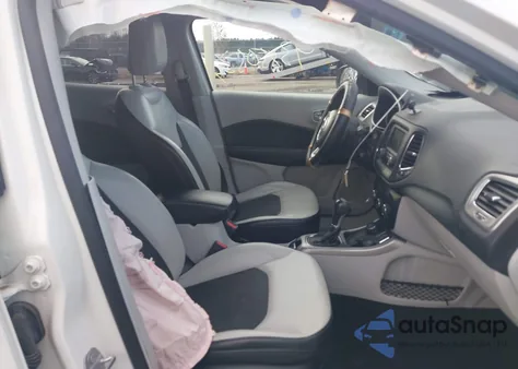 2018 Jeep Compass Latitude 4X4 из США, поврежденный, VIN 3C4NJDBB6JT391118